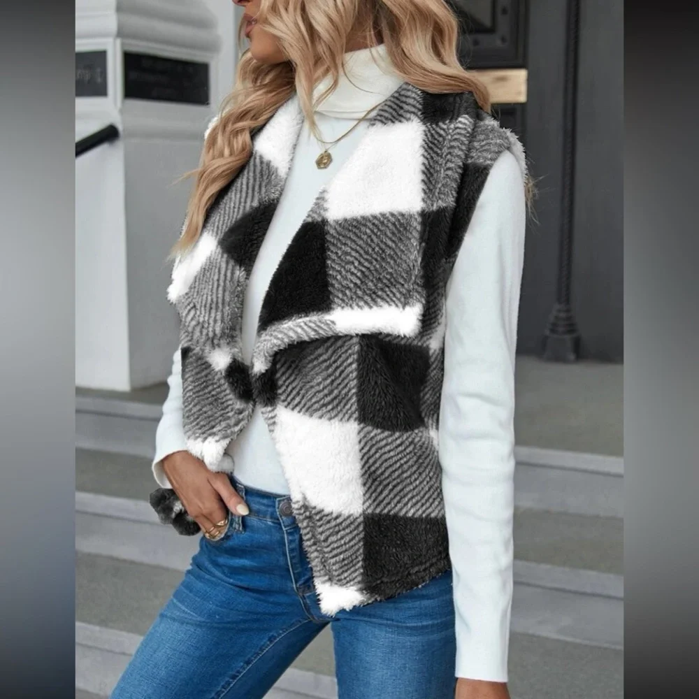 Cozy Buffalo plaid open front vest - Picture 4 of 15